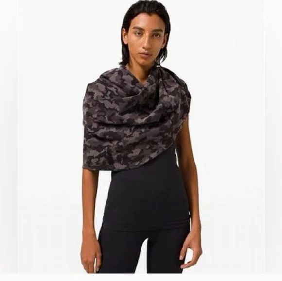 lululemon athletica Charcoal Camouflage Vinyasa Wrap - Picture 13 of 13